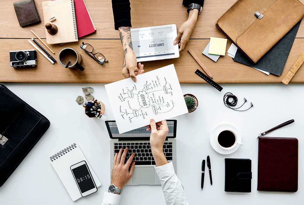 Personas realizando estrategía de marketing y publicidad